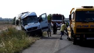 Бясна каскада на бус със 7 души на АМ "Марица", били са като на лунапарк