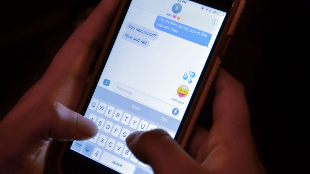 Внимание: Разкриха нови схеми за сексуална експлоатация - как работят "lover boy" и "sexting"