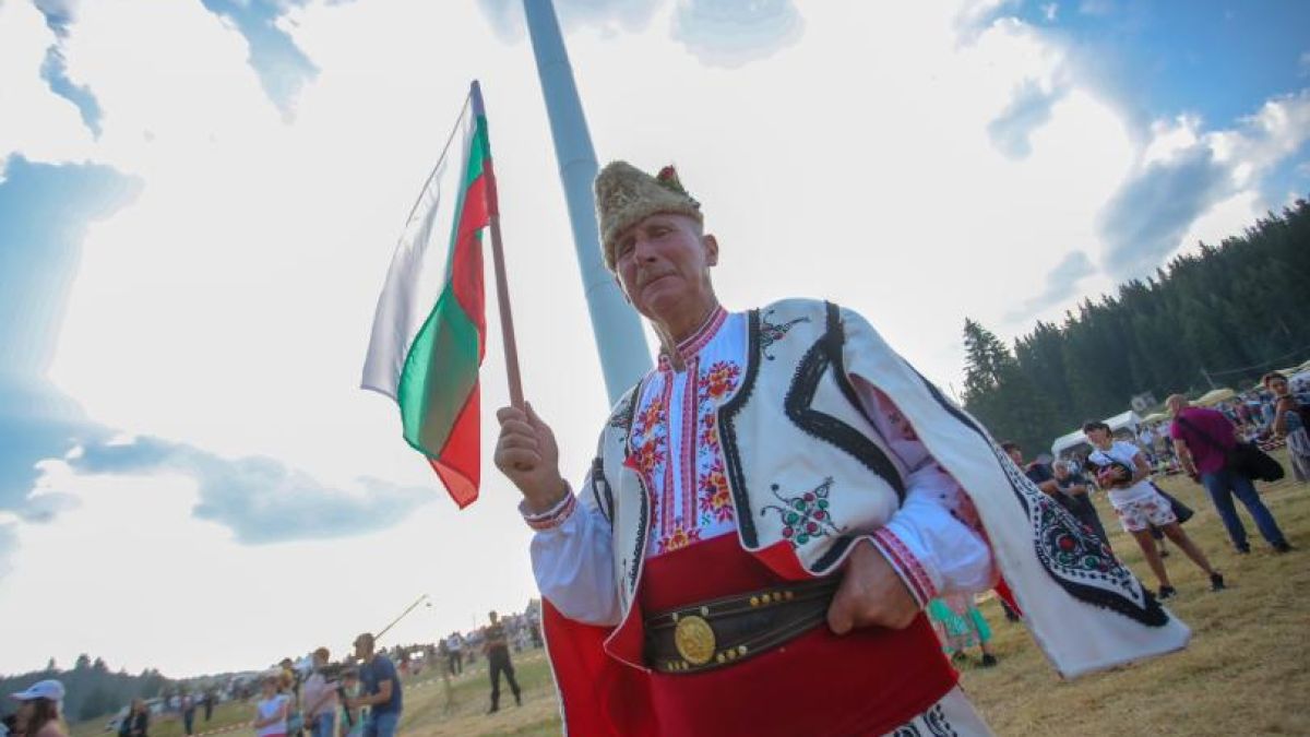 Потомък на "Освободителя на Родопите" и ветеран от Камбоджа развя знамето на Рожен СНИМКИ