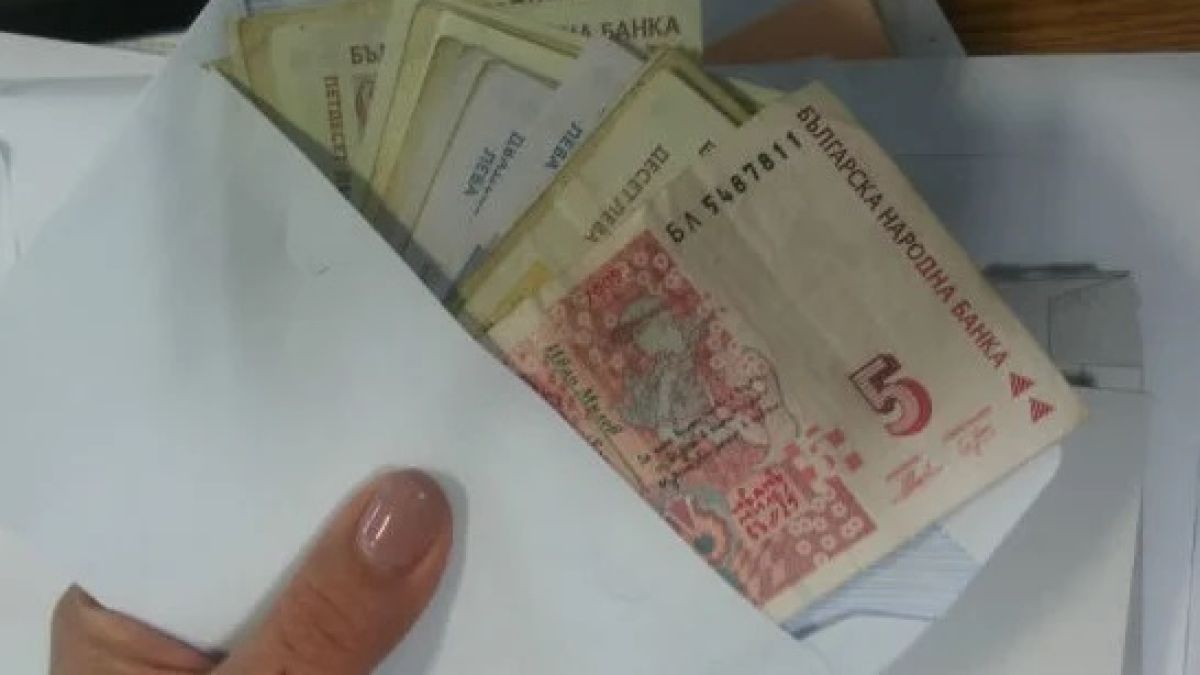 Ще се хванете за главата: Губите над 100 000 лева, ако взимате заплатата в плик под масата