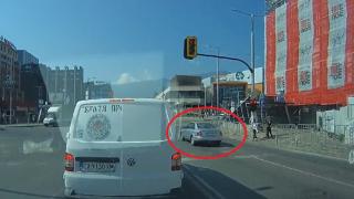 Нагло Ауди изправи косите на всички на фатален столичен булевард ВИДЕО