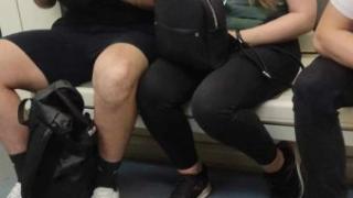 Всички гледат какви ги свърши мъж в софийското метро и цъкат с език СНИМКА