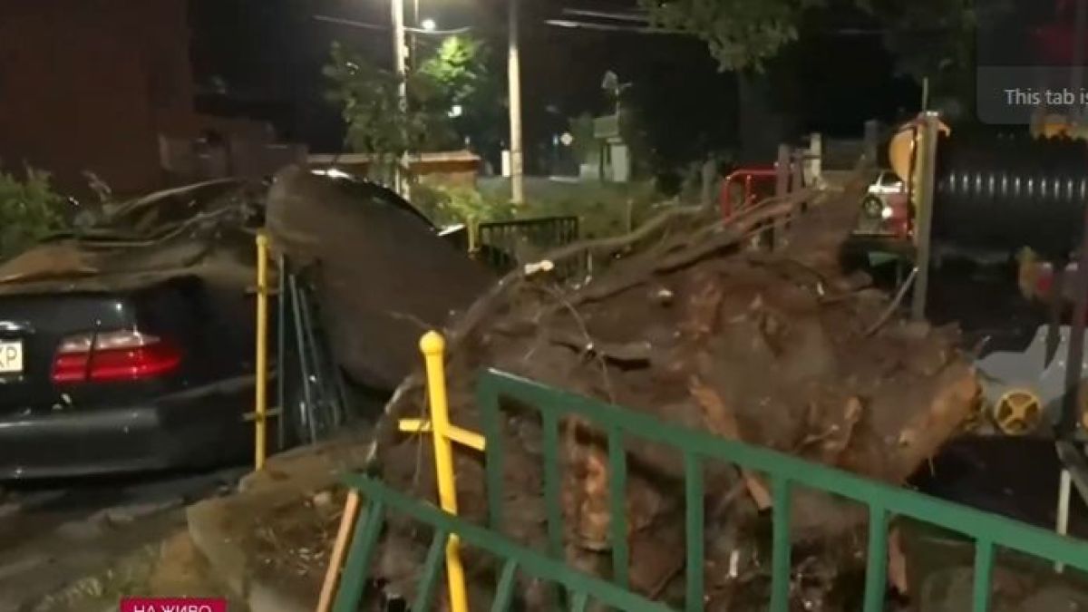 Среднощна буря помете Харманли! Градът е без ток, положението е апокалиптично ВИДЕО