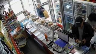 Наглост: Столичанка си "взе" сладки от магазин и... СНИМКИ