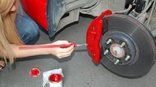 Мъж си боядиса сам спирачките на колата и си къса косите