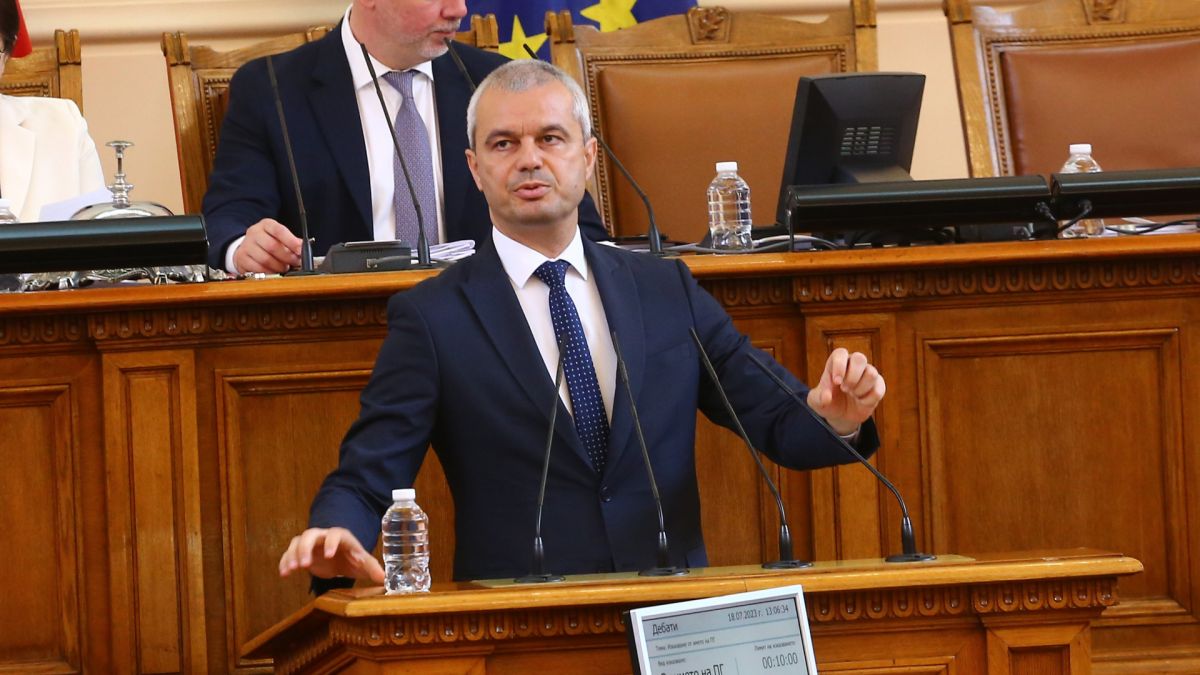 Костадинов е включен в списъка на сайта "Миротворец", ето как реагира той