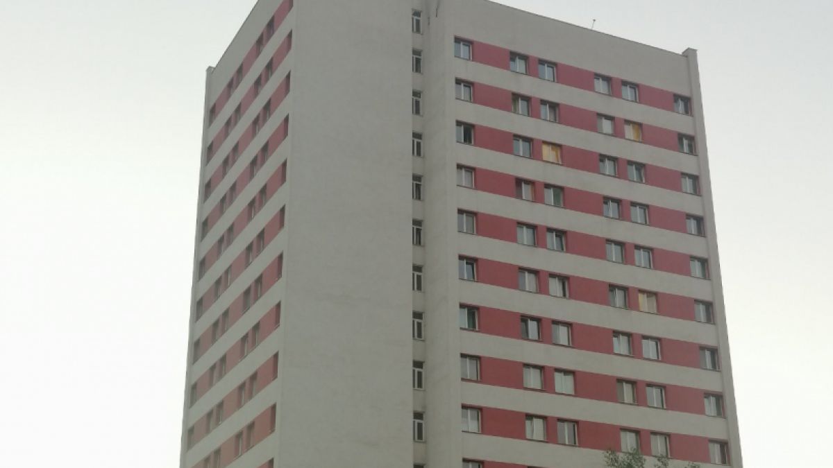 Жесток скандал в кв. "Гео Милев"! Стотици хора катерят по 16 етажа пеша в адските горещини! СНИМКИ