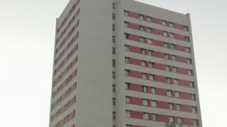 Жесток скандал в кв. "Гео Милев"! Стотици хора катерят по 16 етажа пеша в адските горещини! СНИМКИ