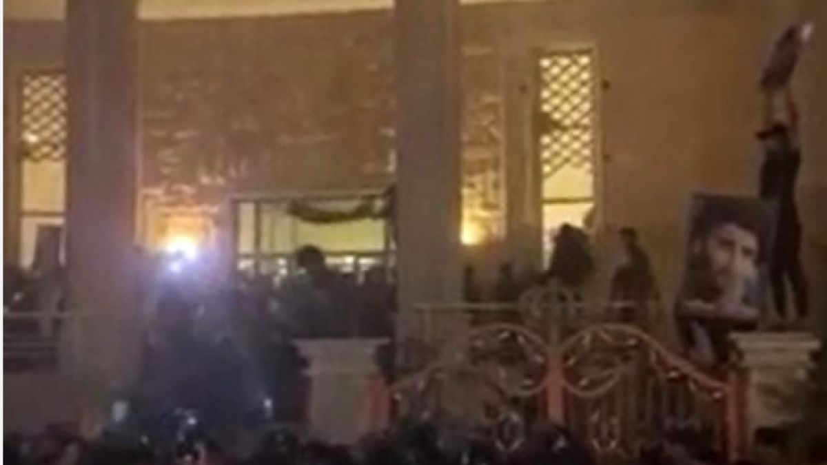 Протестиращи превзеха и подпалиха шведското посолство в Багдад ВИДЕО