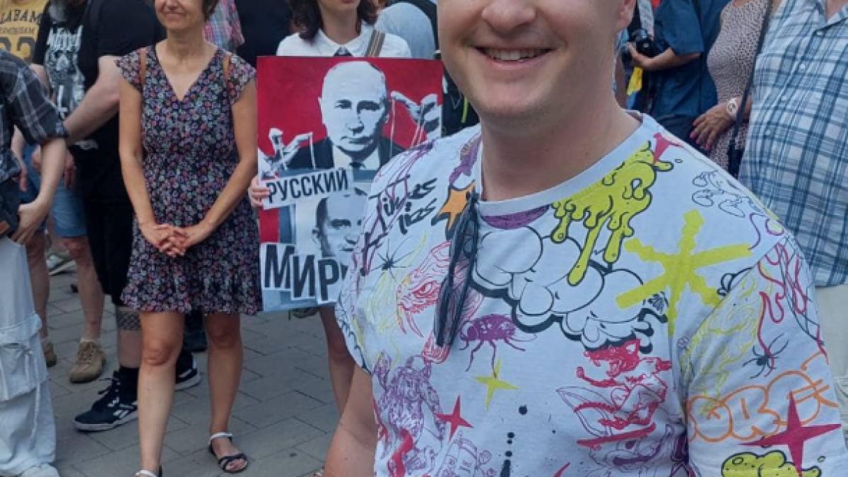 Зрелище: Явор Божанков се прави на палячо пред президентството, за да се покаже като евроатлантик БЛИЦ TV