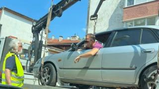 Шантава случка в Сливен! "Паяк" вдигна автомобил заедно с шофьора СНИМКИ