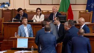 Парламентът блокира заради интимна близост: Депутатите пред бой БЛИЦ TV