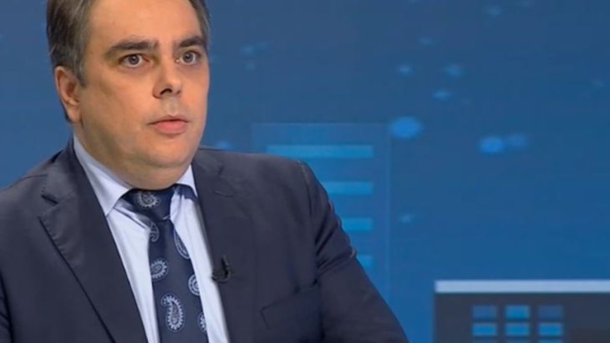 Водещият на "Панорама" взриви ефира на БНТ, Асен Василев прихна в смях