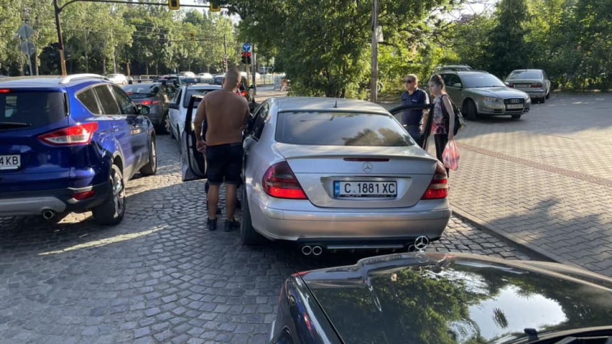 Пиян ром преби жестоко с бухалка младо момче на метри от 6-то РПУ в София СНИМКИ
