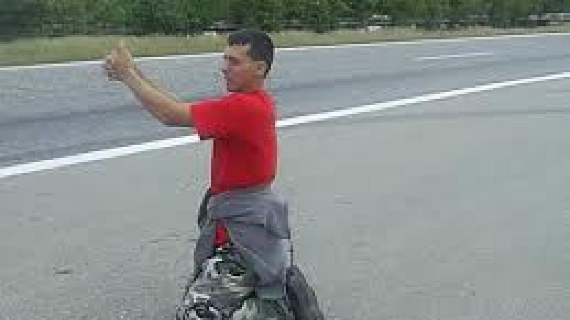 Стопаджия вдигна палец на роден шофьор, последвалото ще ви остави без думи