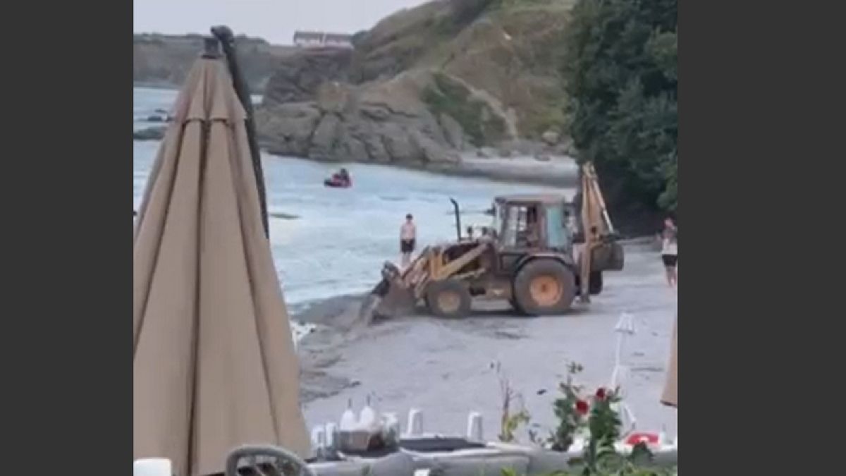 Това ли е бутиковият плаж на Царево? ВИДЕО разкрива какво става, когато летовниците си тръгнат 