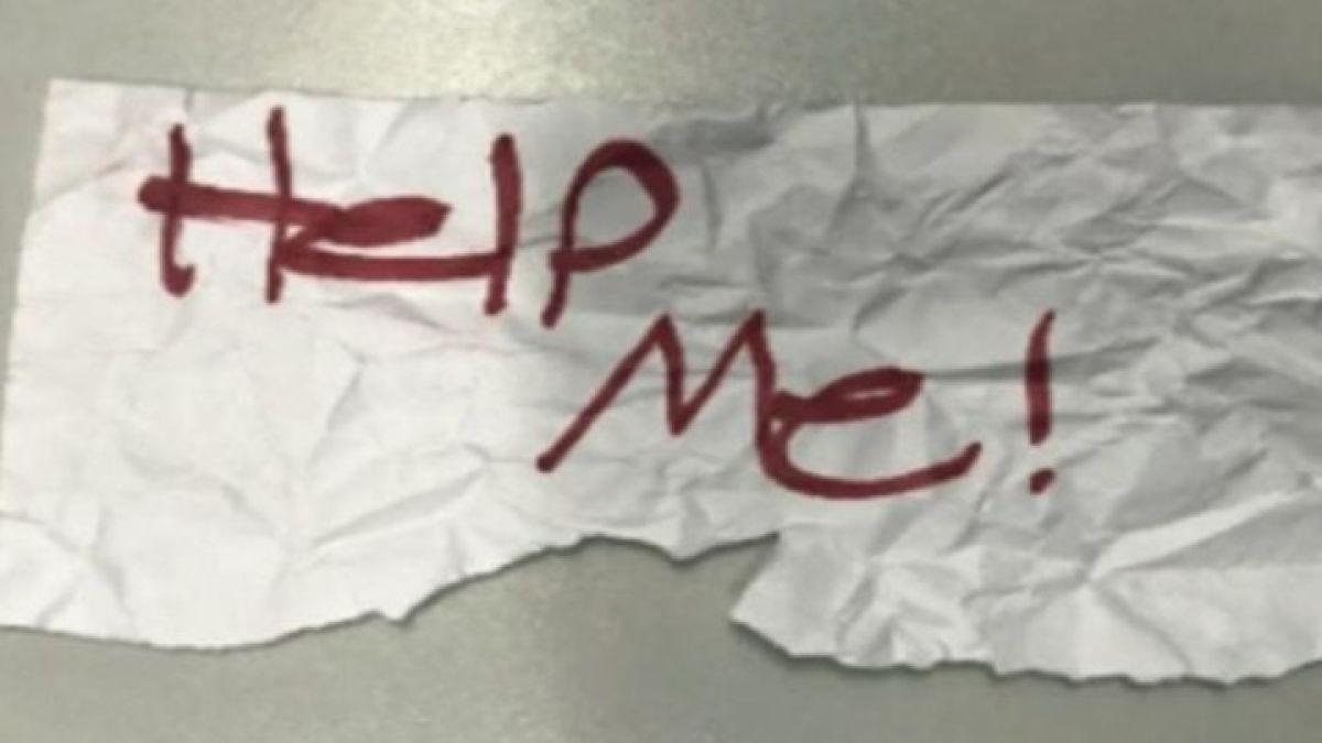 Минувачи видяха 13-г. момиче да държи тази бележка в ръце и веднага се обадиха в полицията ВИДЕО