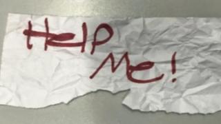 Минувачи видяха 13-г. момиче да държи тази бележка в ръце и веднага се обадиха в полицията ВИДЕО