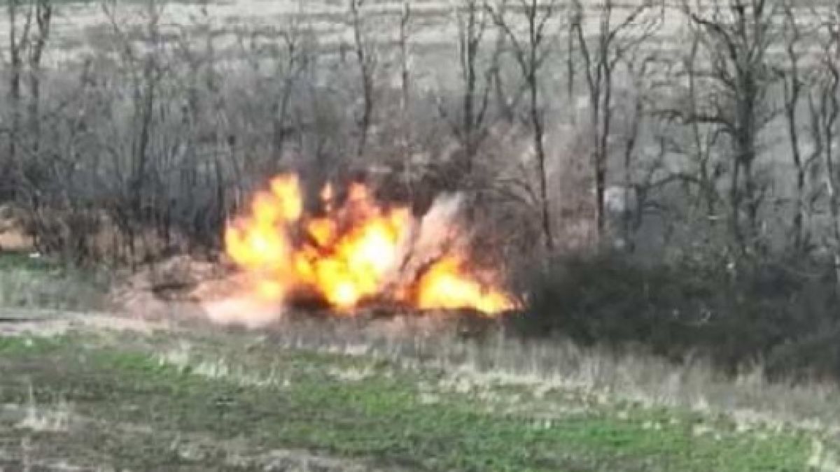 ВИДЕО от войната: Руски дрон изпепели американска БМП Bradley на ВСУ край Орехов