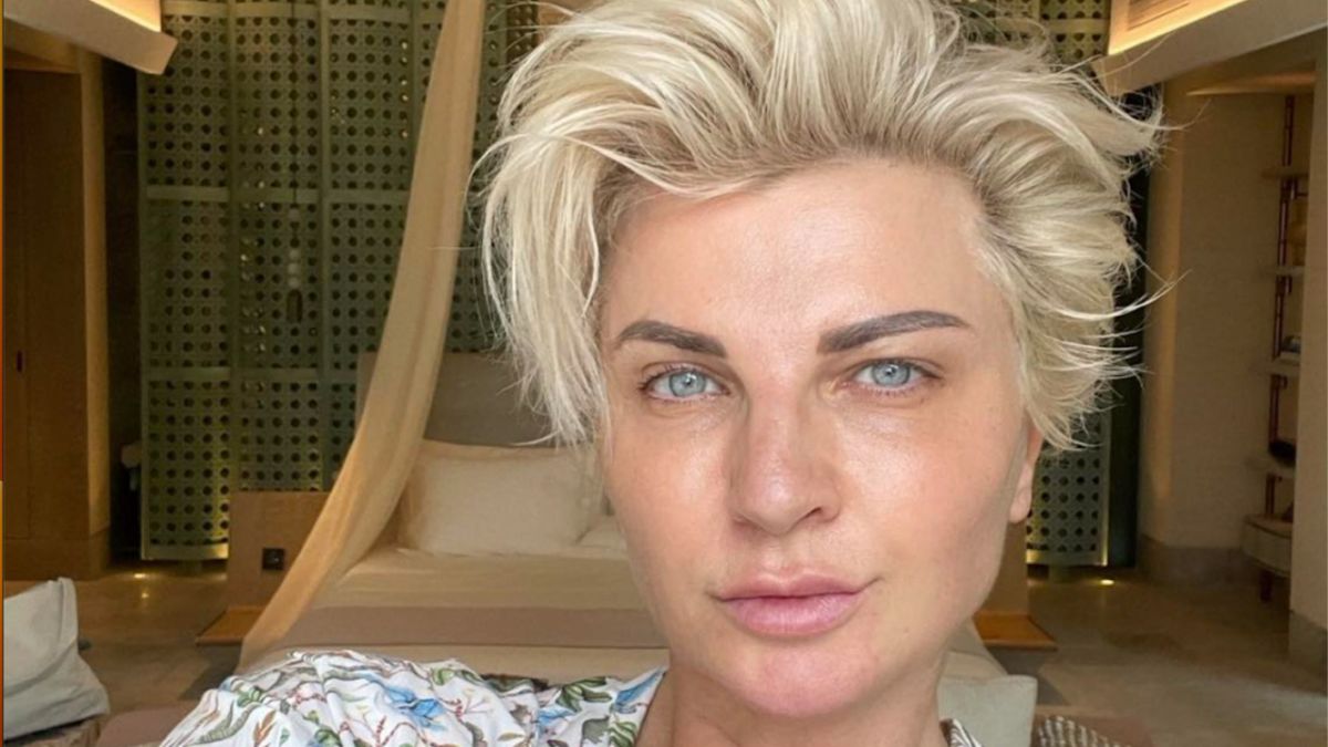 Отново гола: Силвена Роу хвърли дрехи и задръжки без капка свян! СНИМКА 18+