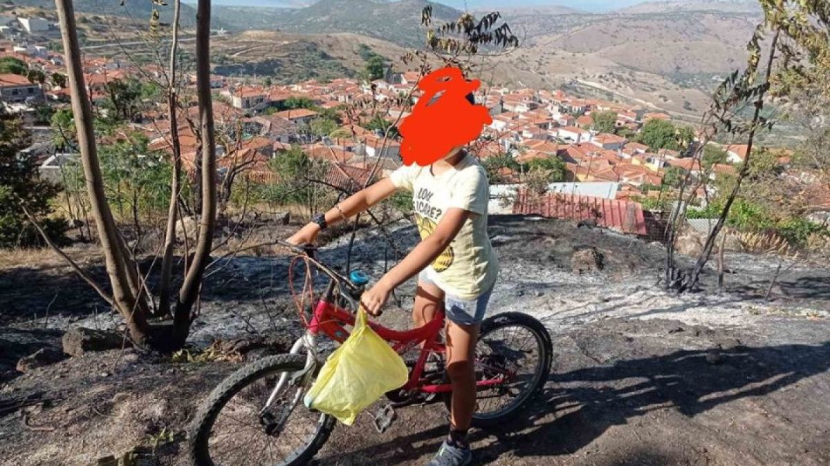 Дете с колело спази пожарникарите в Гърция СНИМКА 