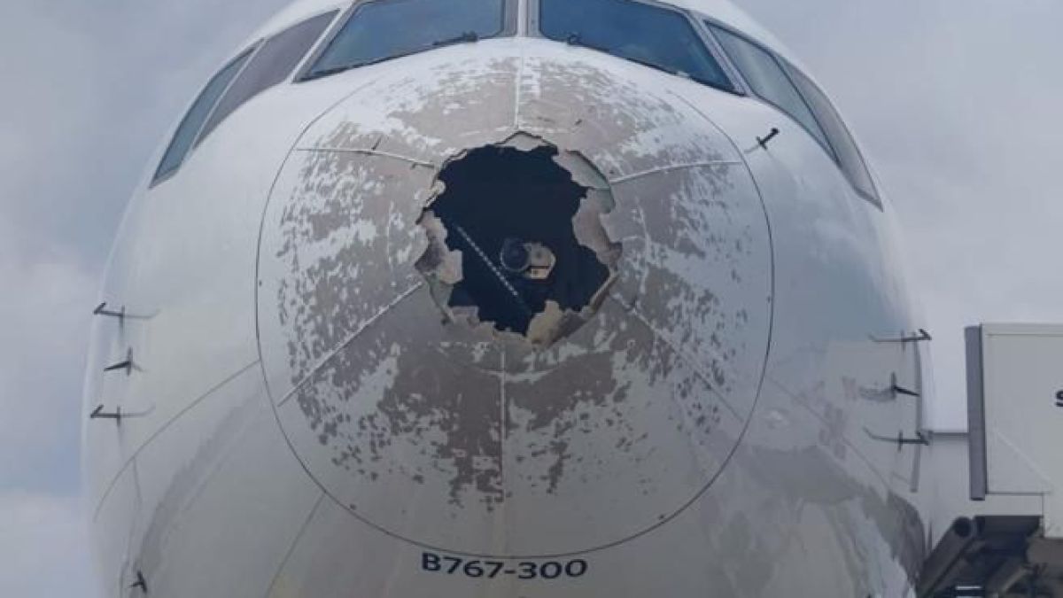 Шокираща СНИМКА какво остана от „Боинг 767“ след градушката, ударила Милано