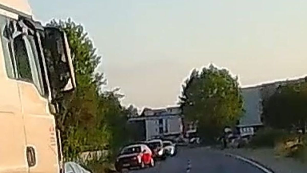 Зрелищно опасна ситуация по пътя за Слънчев бряг ВИДЕО