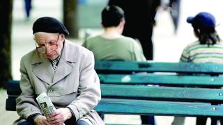 Възрастен варненец проплака: От банката ми издадоха нова дебитна карта и останах без пенсия 