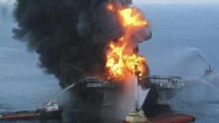 Товарен кораб с 500 електромобила гори край Нидерландия вече дни наред ВИДЕО