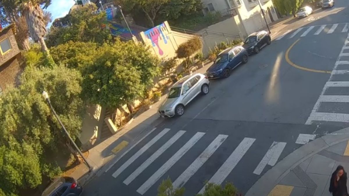 Зрелищни ВИДЕА: Кражба на автомобил завърши потресаващо