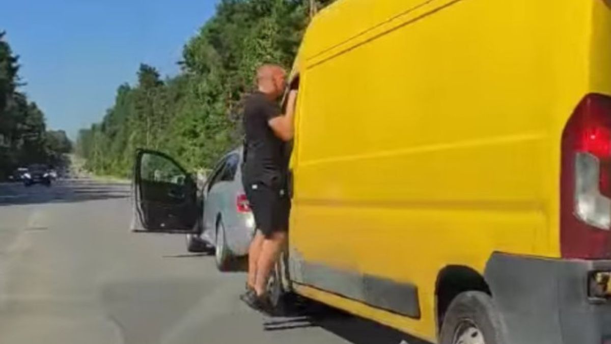 Столичанин слезе от колата си, запъти се към микробус и стана страшно ВИДЕО