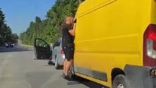 Столичанин слезе от колата си, запъти се към микробус и стана страшно ВИДЕО