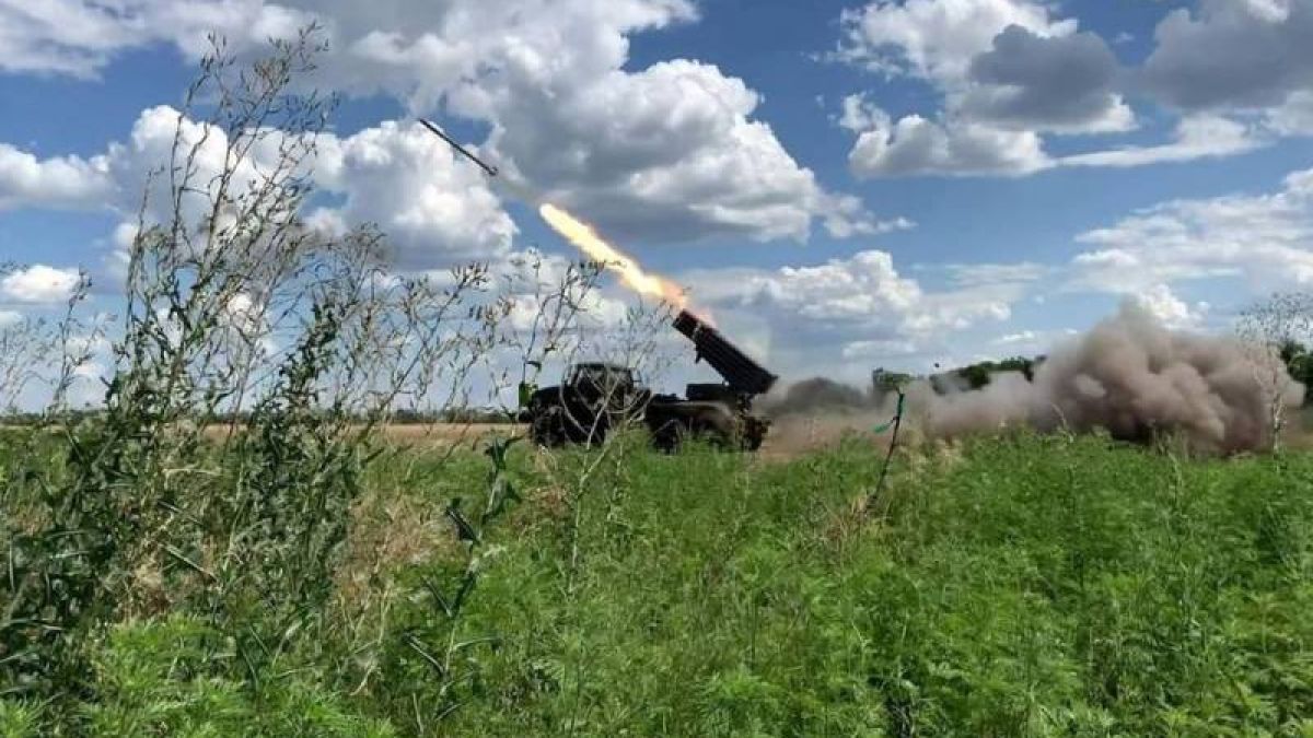 FT: ВСУ със спешен ход, използват боеприпаси за "Град" от КНДР срещу руските въоръжени сили, заради...