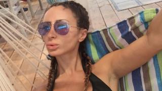 Шефката на силиконките се потроши лошо в нелеп инцидент СНИМКА