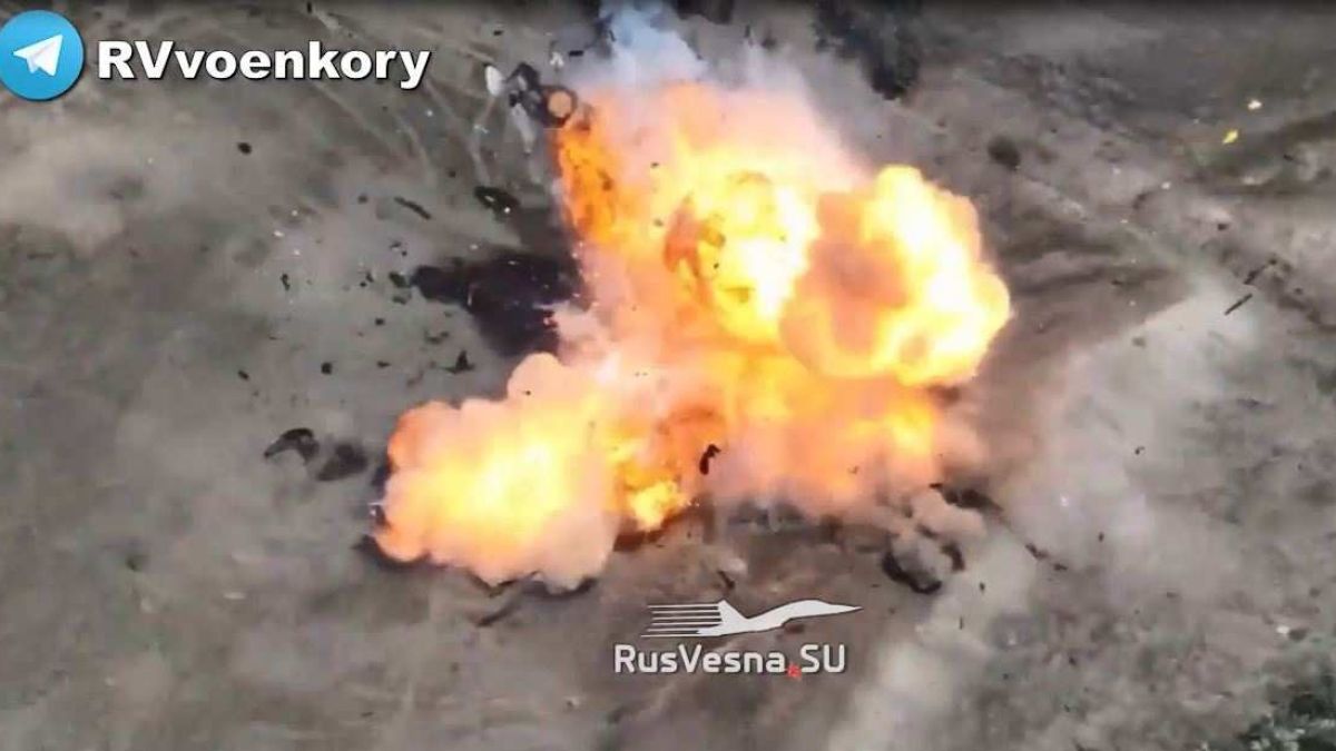 ВИДЕО от войната: Дрон-камикадзе ликвидира камуфлажен танк