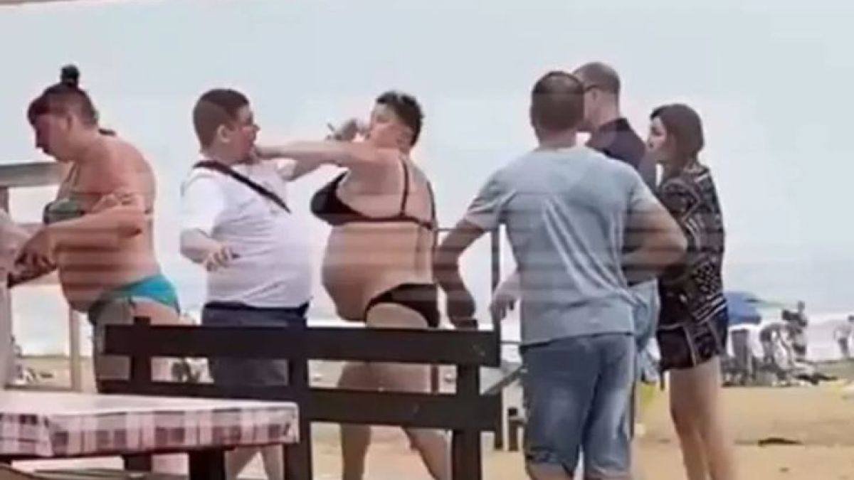 Брутално ВИДЕО как рускиня по бански нокаутира двама души на плаж