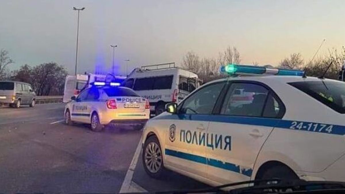 Само в БЛИЦ! Ченгета спряха две коли на столичното "Цариградско шосе" и се хванаха за главите 