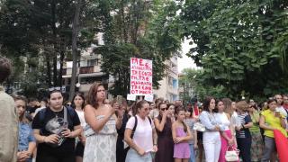 Хиляди на протест в Пловдив и Варна заради накълцаната Дебора СНИМКИ