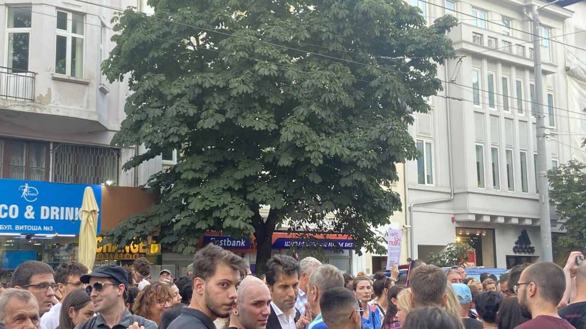 Кирил Петков се появи на протеста в София, случи се нещо шокиращо СНИМКА
