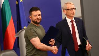 Зеленски благодарил на Денков за „въздействащата реч в ЕП“ 