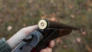 Куршум прониза млад ловец край Симитли, излязъл за дива свиня 