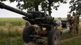 ВИДЕО от войната: Показаха как действа американската гаубица М119А3 край Бахмут