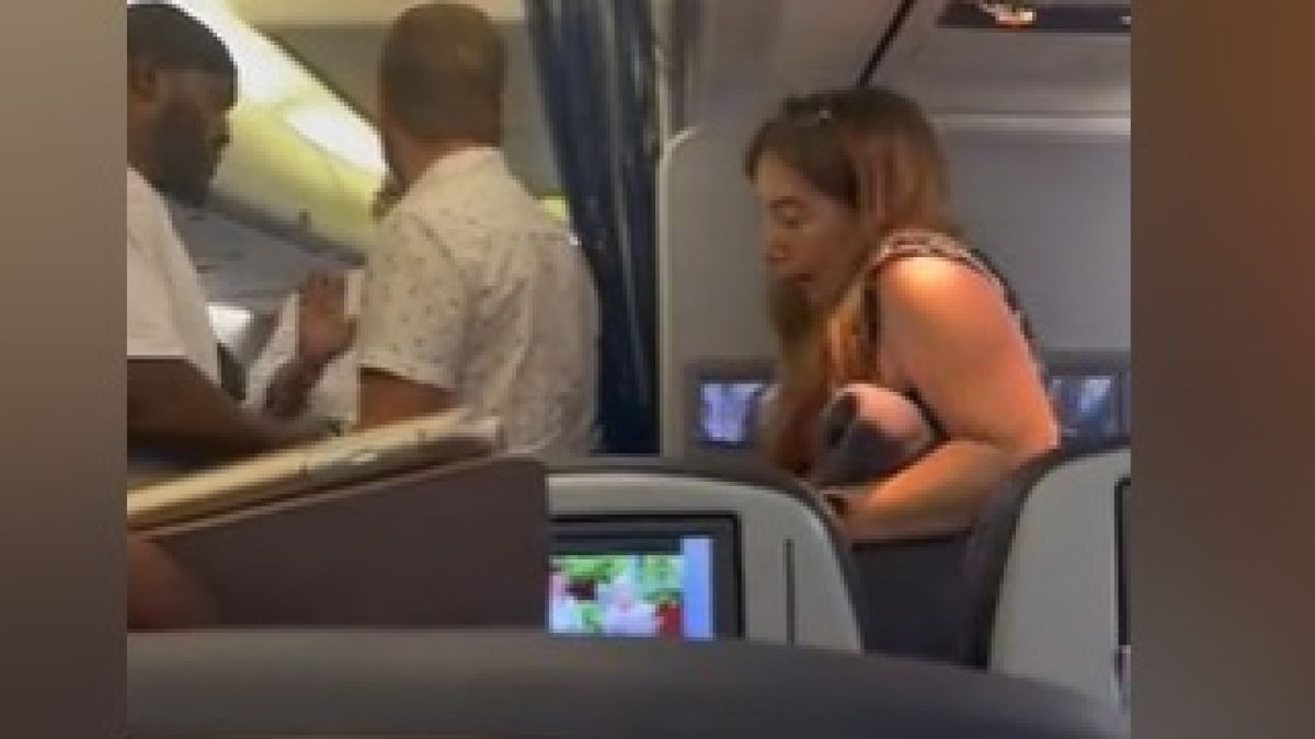 Всякакви луди: Жена изтеряса заради този акт на чернокож в самолет ВИДЕО