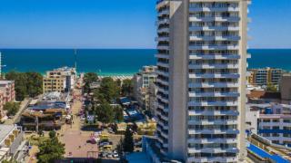 Опасна ситуация с момиче пред най-известния хотел в Слънчев бряг! Появиха се 2 момчета и я...