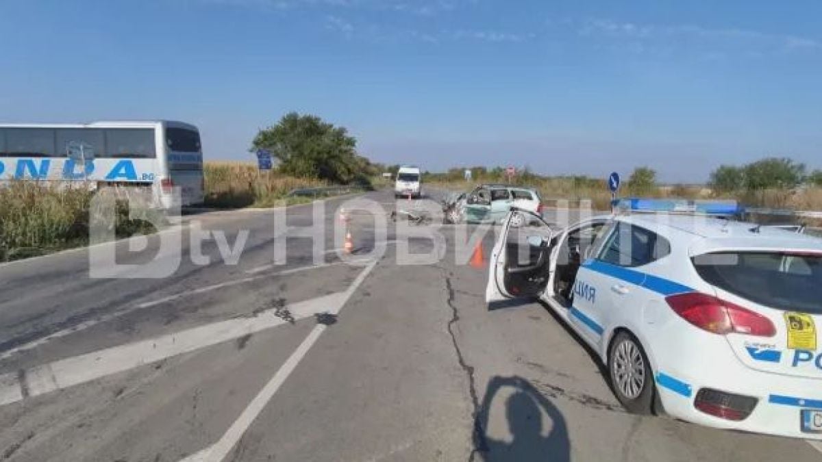 Жестоко меле между автобус и кола на пътя Русе-Кубрат, движението е спряно СНИМКИ