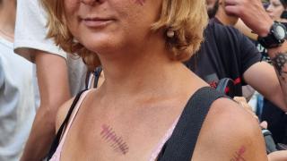 Панделиева показа зловеща СНИМКА 18+ от протеста за Дебора