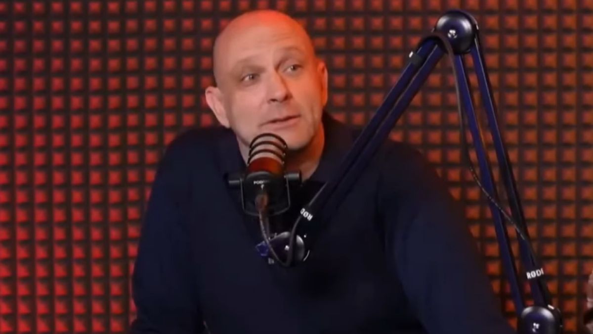 Тити Папазов остригал гаджето си като Георги с макетния нож, мрежата побесня! Скандално ВИДЕО 18+
