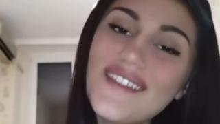 Рязаната сантиметър по сантиметър Дебора пее балада за любов, нож и сълзи БЛИЦ TV