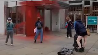 Екоактивисти с нова атака: Удариха парламента в Шотландия ВИДЕО