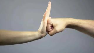 Още един защитник на насилника с макетния нож: БАН наказва свой служител заради публикация